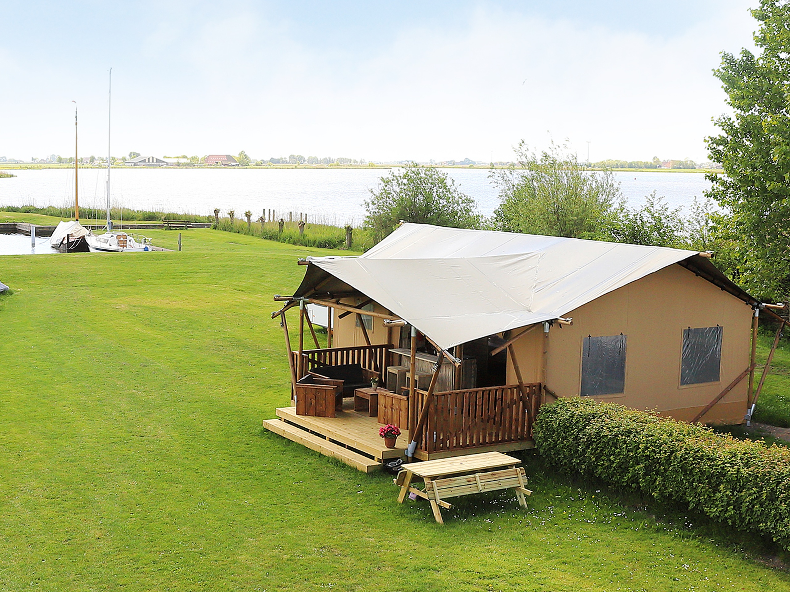 Luxury camping on a farm campsite right on the Frisian lakes